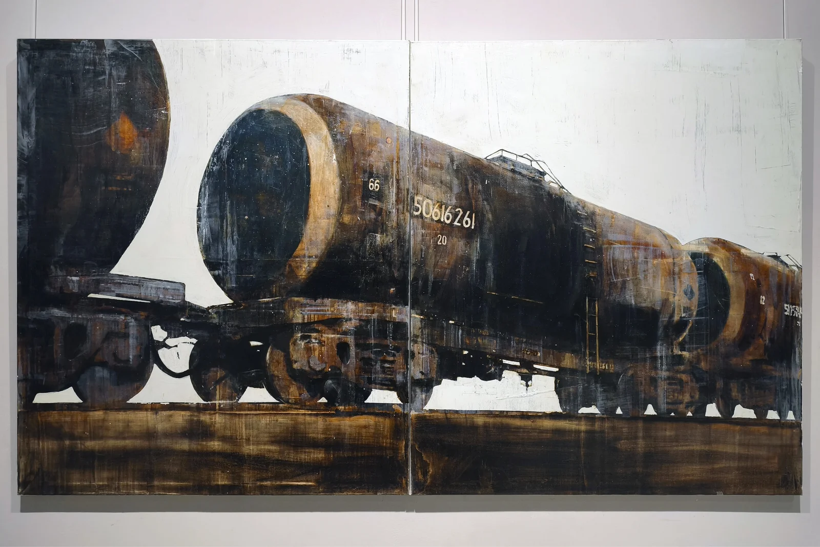 В журнале DEL’ARTE вышла статья искусствоведа Евгения Наумова «Выставка о вечном возвращении: «Под стук колёс» в галерее ARTSTORY».